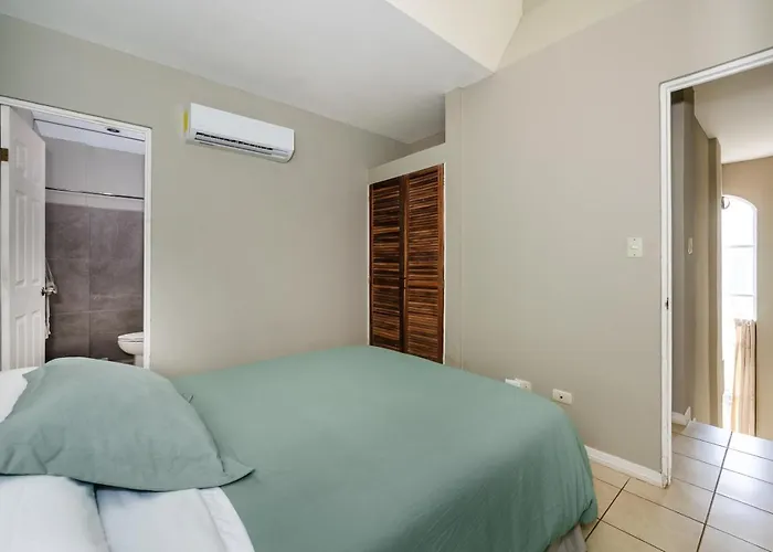 Vv2 55 - Sunny 2br Condo, Walk To Apartment