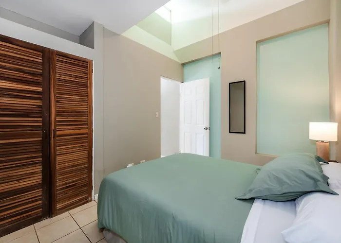 Vv2 55 - Sunny 2br Condo, Walk To Apartment *