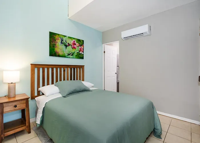 Vv2 55 - Sunny 2br Condo, Walk To Apartment