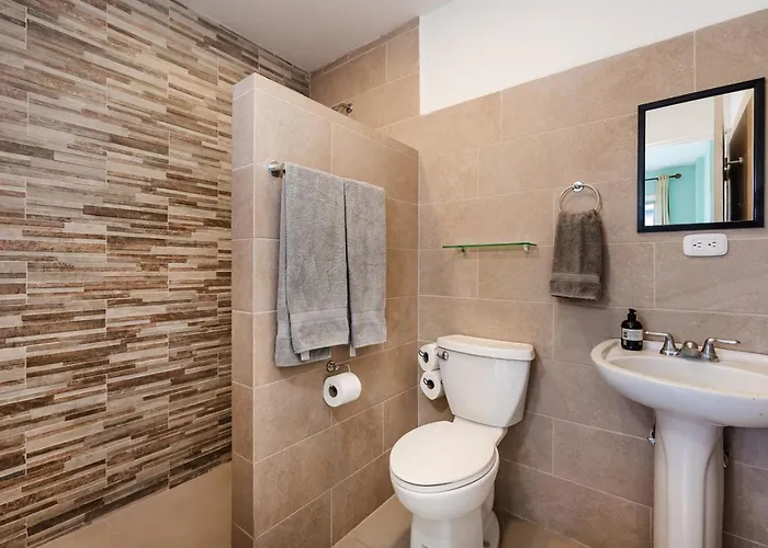 Vv2 55 - Sunny 2br Condo, Walk To Apartment *